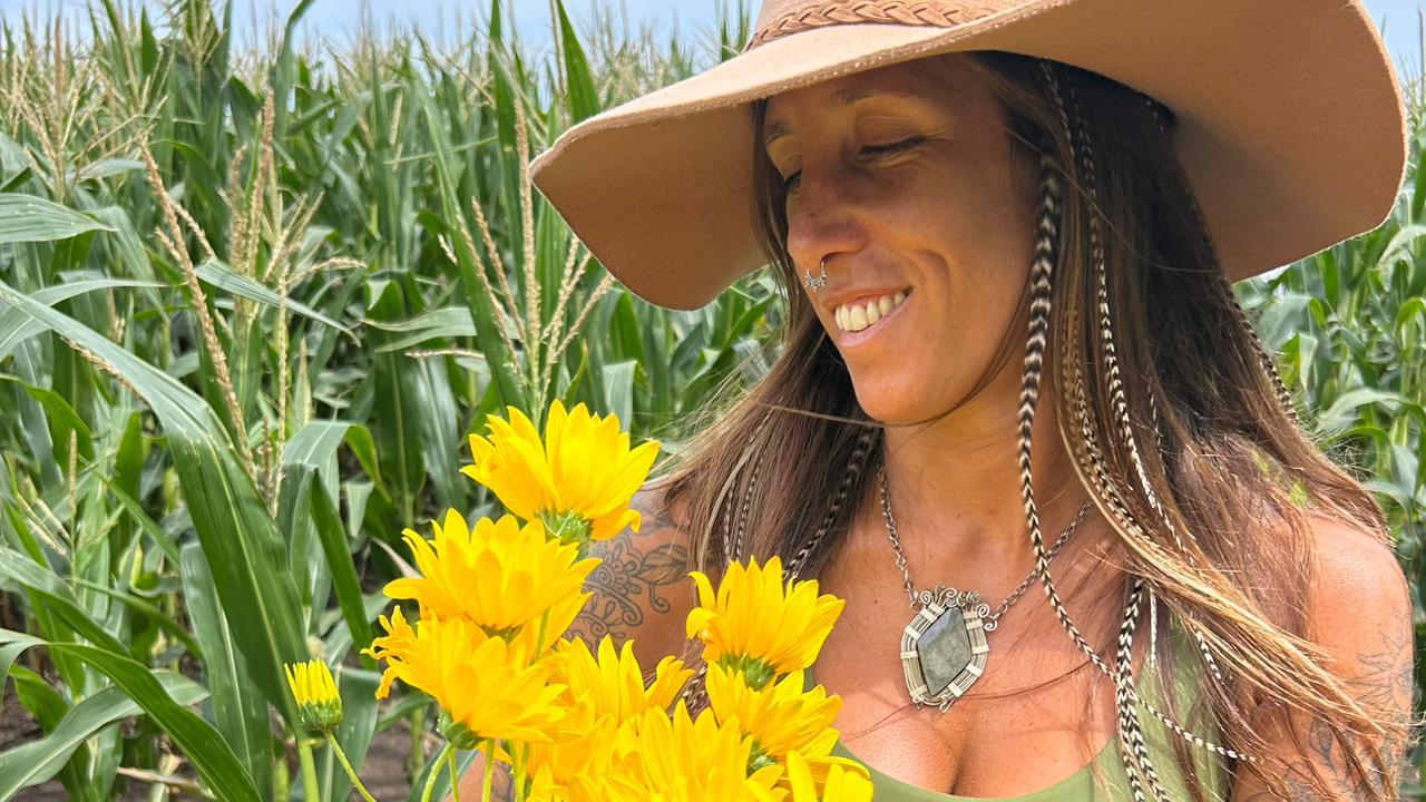 Mujer con plumas naturales en el pelo